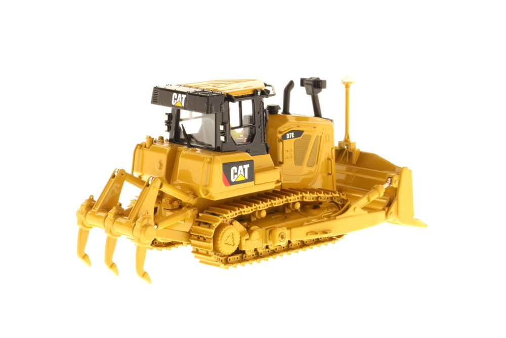 Caterpillar D7E Track-Type Tractor with Operator, Yellow - Diecast Masters 85224C - 1/50 scale Diecast Model Vehicle