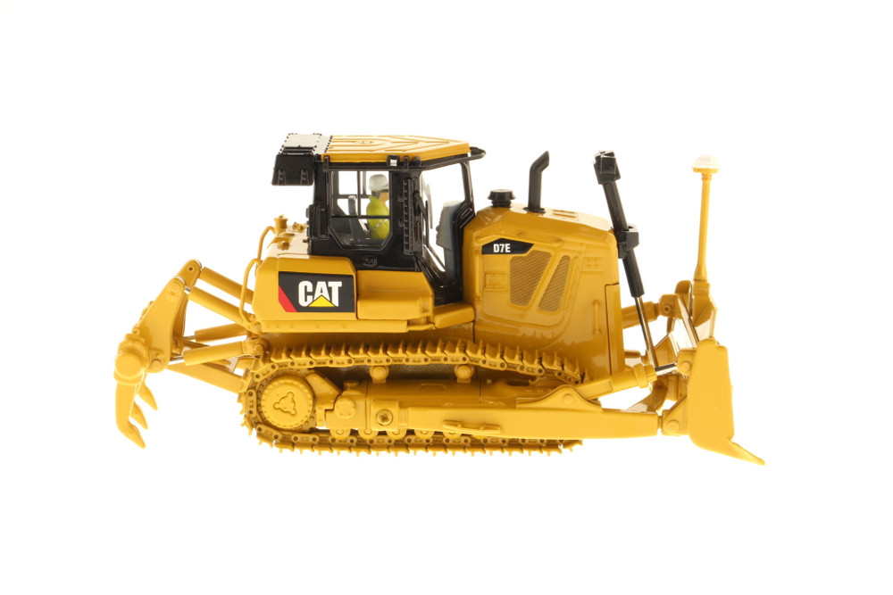 Caterpillar D7E Track-Type Tractor with Operator, Yellow - Diecast Masters 85224C - 1/50 scale Diecast Model Vehicle
