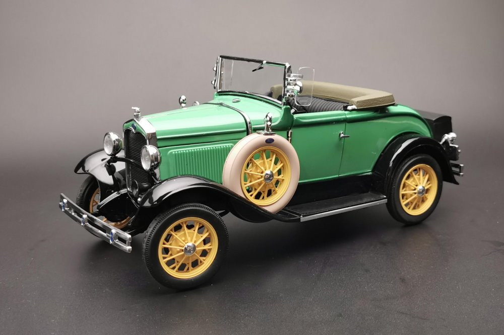 1/24 1931 フォード・モデル-A ロードスター 1931 Ford Model A Roadster, Reseda Green - Sun Star 6127 - 1/18