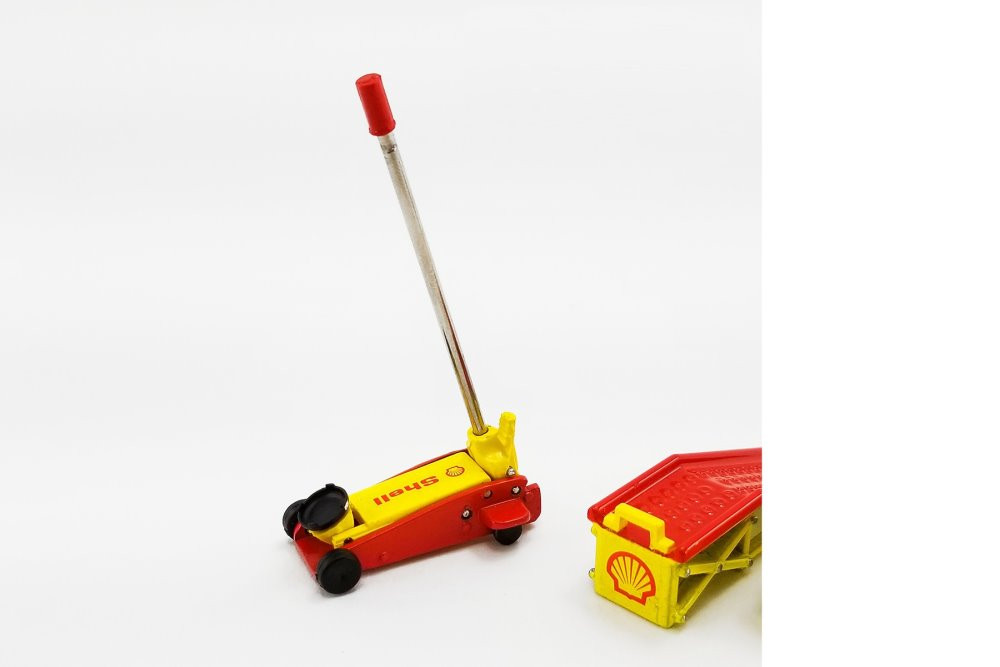 Shop Tool Set #2 - Shell Oil, Yellow and Red - GMP 18950 - 1/18 scale Diecast Accessory