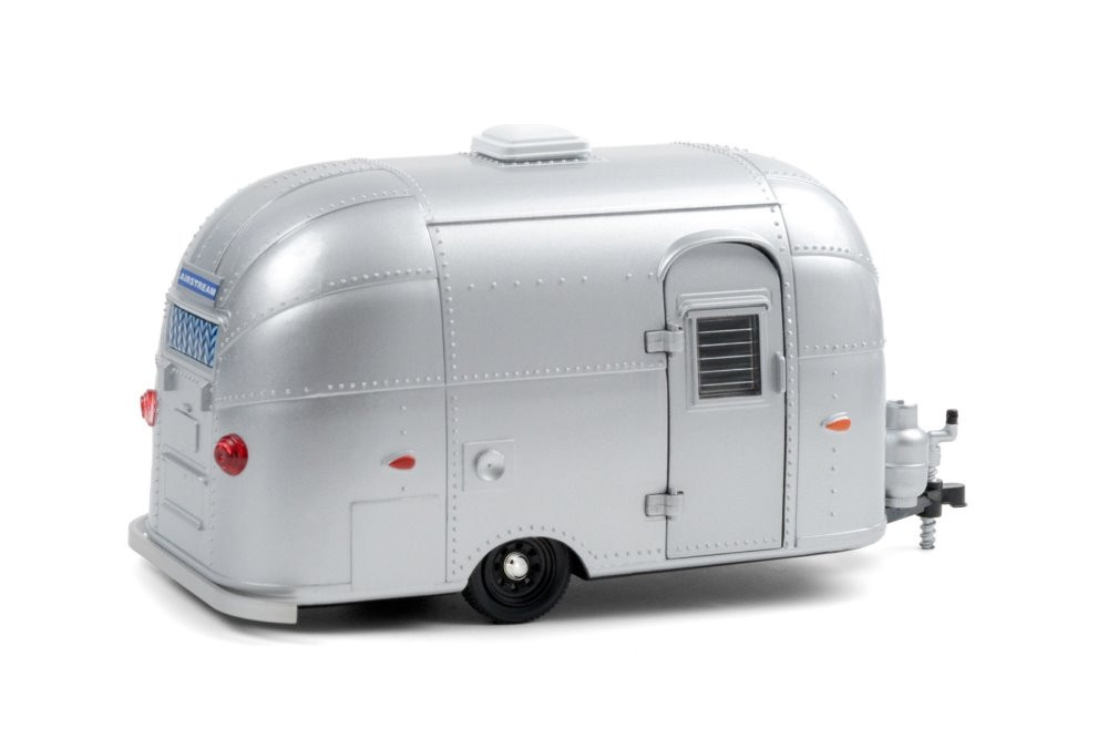 Airstream 16' Bambi Sport with Curtains Drawn, Silver - Greenlight
