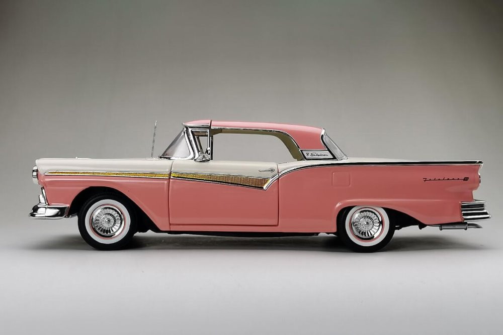 1957 Ford Fairlane 500 Skyliner, Coral Pink & Colonial White - Sun Star 1344 - 1/18 Diecast Car