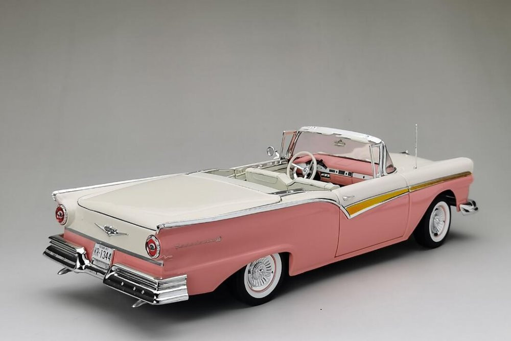 1957 Ford Fairlane 500 Skyliner, Coral Pink & Colonial White - Sun Star  1344 - 1/18 Diecast Car