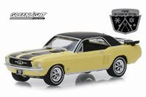 1967 Ford Mustang Coupe w/a Pair of Skis, Yellow w/Black - Greenlight 30007 - 1/64 Diecast Car