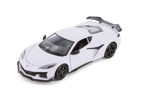 2023 Chevy Corvette Z06 Hardtop Sports Car, White - Welly 24120/4D - 1/24 Scale Diecast Model Toy Car