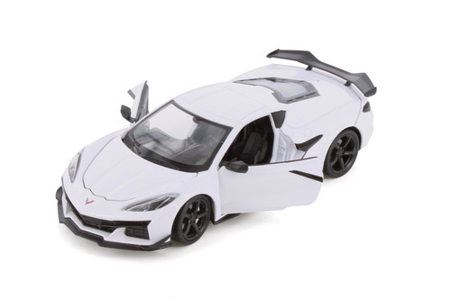 2023 Chevy Corvette Z06 Hardtop Sports Car, White - Welly 24120/4D - 1/24 Scale Diecast Model Toy Car