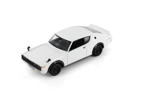 ミニカー1/43 日産 skyline 2000 GT-Rとポルシェ2点セット 1973 Nissan Skyline 2000GT-R, White - Showcasts 37528 - 1/24 Scale