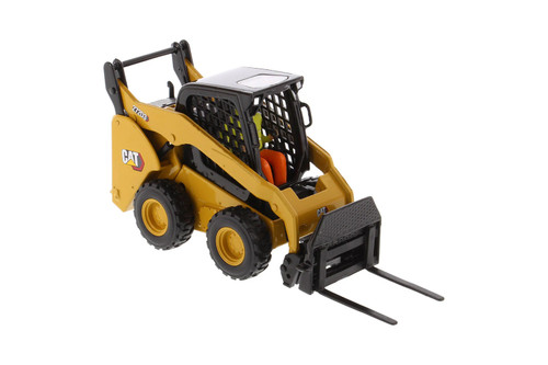 Caterpillar 272D3 Skid Steer Loader w/Operator, Yellow - Diecast Masters 85678 - 1/32 Scale Diecast Model Toy Car