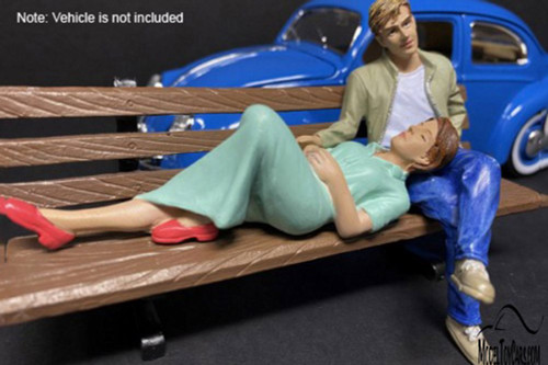 Sitting Lovers Figure II, Green - American Diorama 38331 - 1/24 scale Figurine - Diorama Accessory