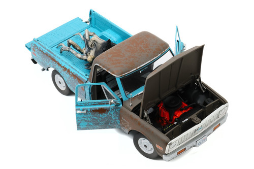 1971 Chevy C-10 PickupWeathered with Alien Figure, HWY18021 - 1/18 scale Diecast Model Toy Car