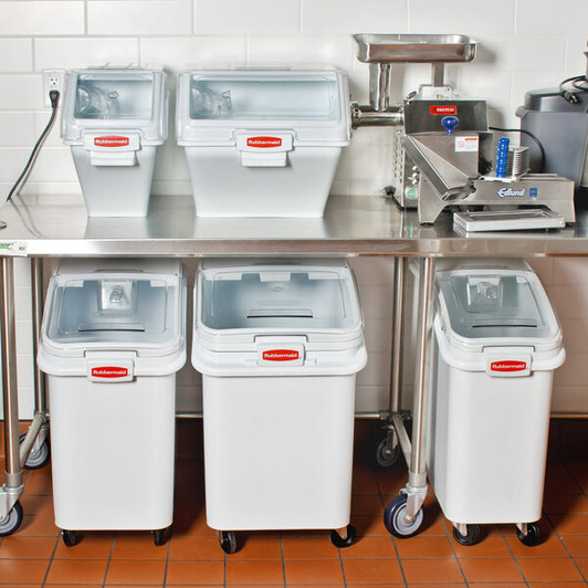 a2zhospo ProSave 30.8 Gallon / 490 Cup White Slant Top Mobile Ingredient Storage Bin with Sliding Lid & Scoop