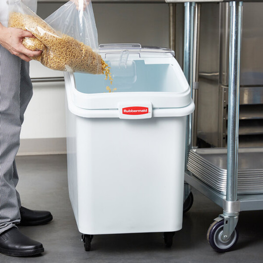 a2zhospo ProSave 30.8 Gallon / 490 Cup White Slant Top Mobile Ingredient Storage Bin with Sliding Lid & Scoop