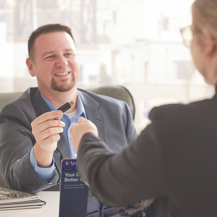 VERBATIM CORPORATION 70055 PinStripe USB 3.2 Flash Drive, 32 GB, Assorted Colors, 5/Pack