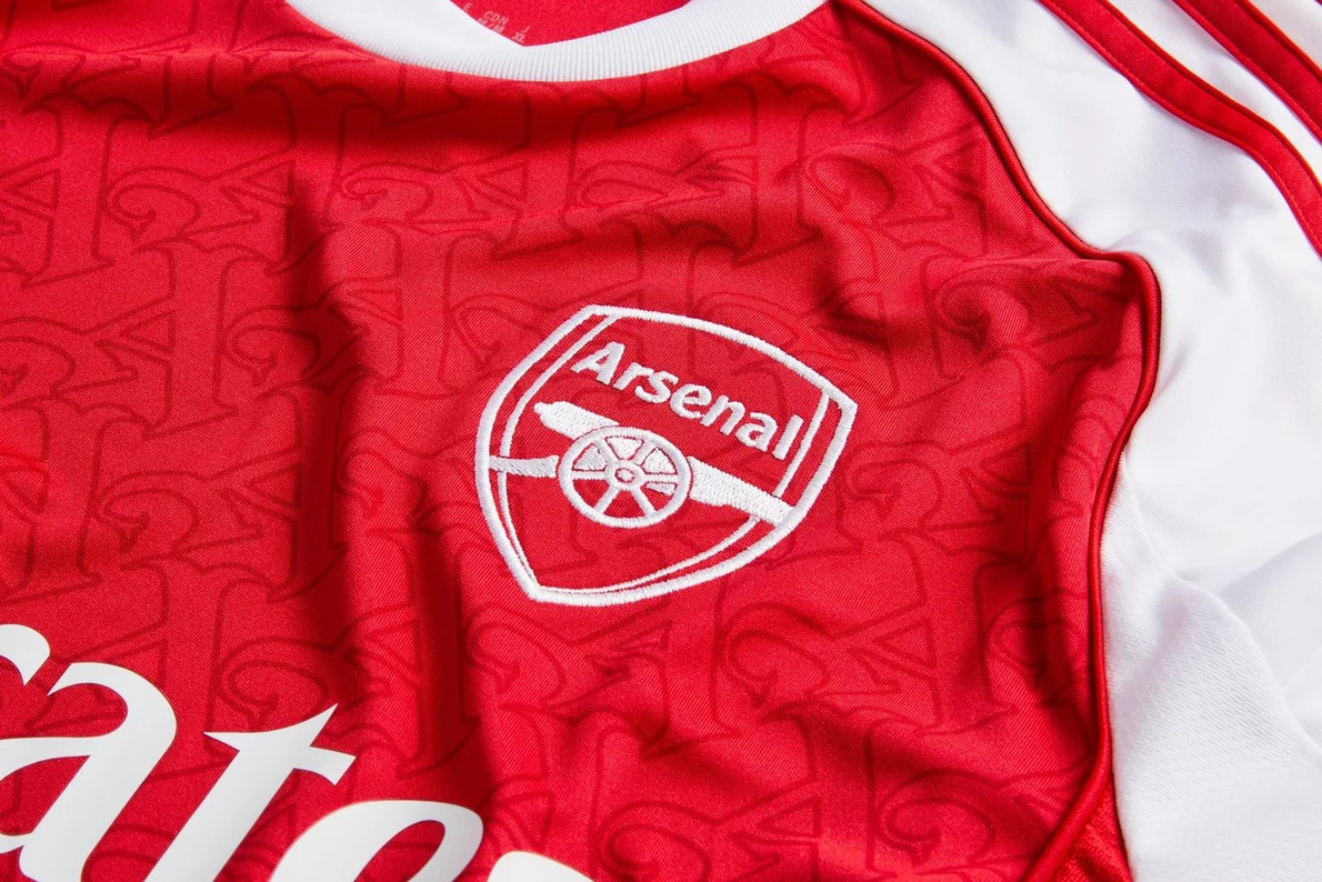 SAKA #7 Arsenal 25/26 Kid's Home Mini-Kit - Arsenal Font