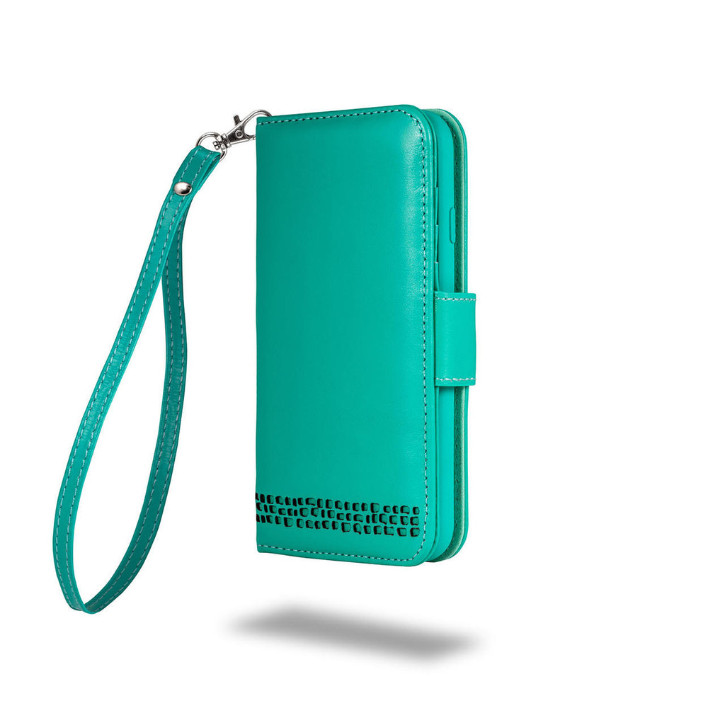 iPhone 12 wallet case – Royale edition in use