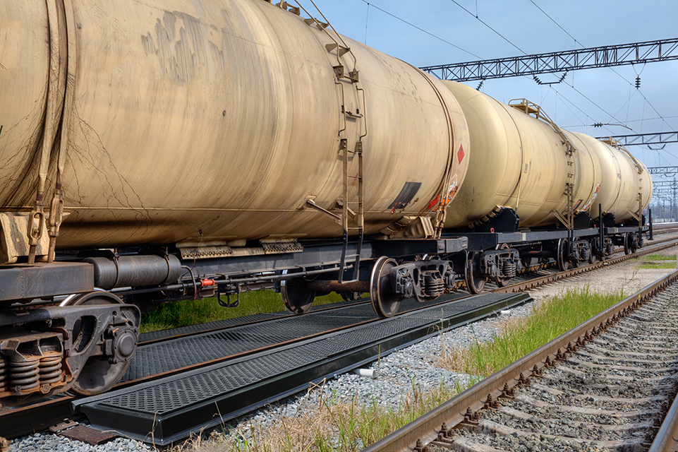 7200-track-pan-composite-model-with-tanker-car-web.jpg