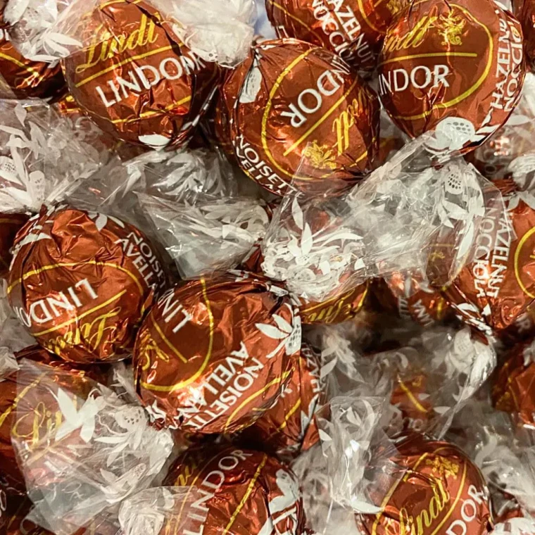 50 x Lindt LINDOR Hazelnut Chocolate Truffles