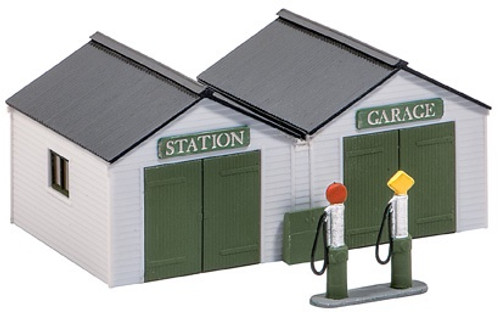 SS12 OO STATION GARAGE WITH PUMPS