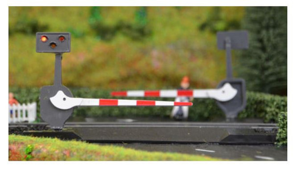 TTLCN10 OO LEVEL CROSSING SET WITH LIGHTS/SOUNDS