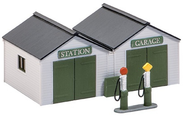 SS12 OO STATION GARAGE WITH PUMPS