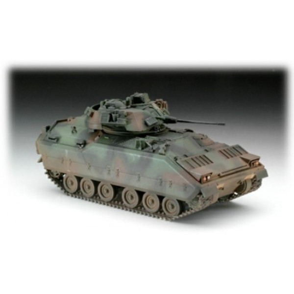 R03143 1/72 M2/M3 BRADLEY PLASTIC KIT