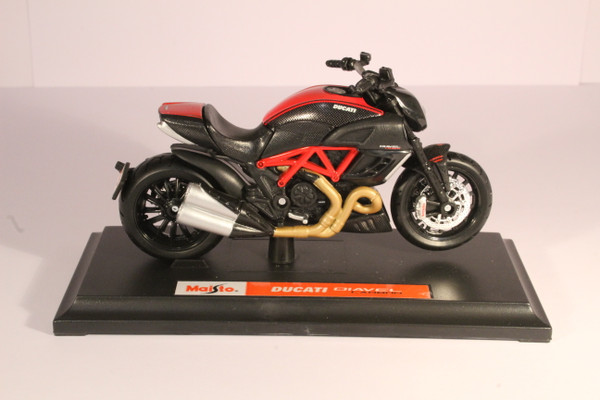 39300A 1/18 DUCATI DIAVEL CARBON