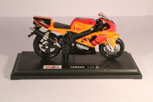 39300G 1/18 YAMAHA YZF-R7