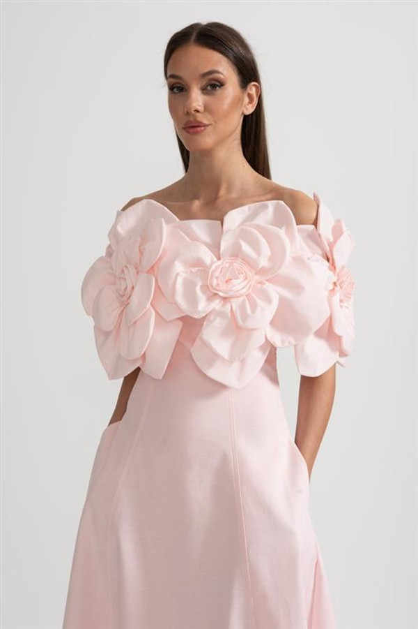 Robe Midi à Épaules Dénudées avec Grands Motifs Floraux en Tissu Floravya™ Robe Midi à Épaules Dénudées avec Grands Motifs Floraux en Tissu Floravya™ zaxx