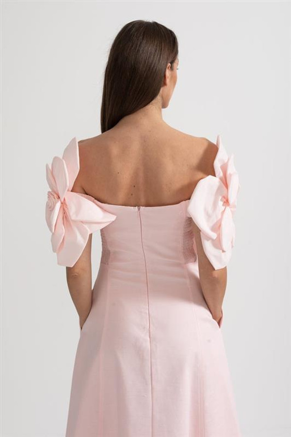 Robe Midi à Épaules Dénudées avec Grands Motifs Floraux en Tissu Floravya™ Robe Midi à Épaules Dénudées avec Grands Motifs Floraux en Tissu Floravya™ zaxx