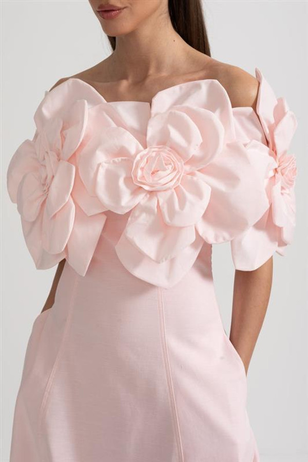 Robe Midi à Épaules Dénudées avec Grands Motifs Floraux en Tissu Floravya™ Robe Midi à Épaules Dénudées avec Grands Motifs Floraux en Tissu Floravya™ zaxx