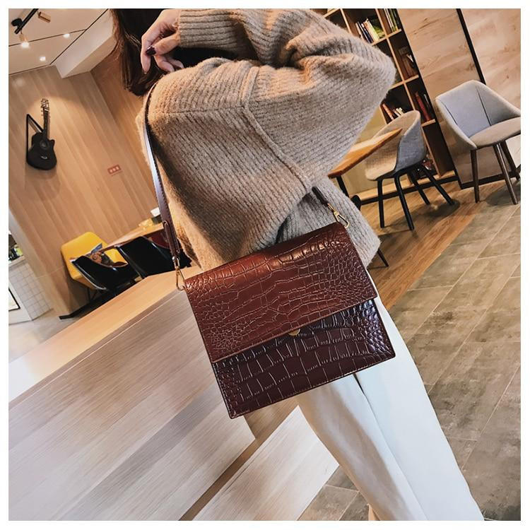 Sac Pochette Vintage En Cuir Crocodile - Avec Bandoulière Réglable - Taille 24x16x14 Cm - Occasion - Marron Et Doré