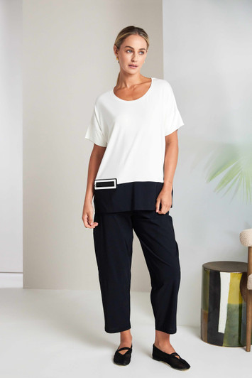 NAYA NAS26211 Round neck top with contrast hempanel and zip pocket detail Black/off white 911