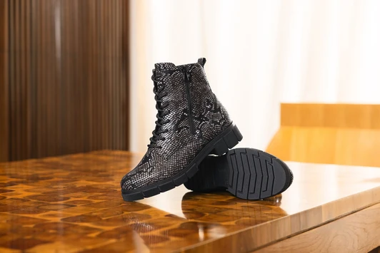 Remonte D2S72-03 Mid-height lace-up winter boot in black/brown python-effect finish with warm lining and chunky sole.