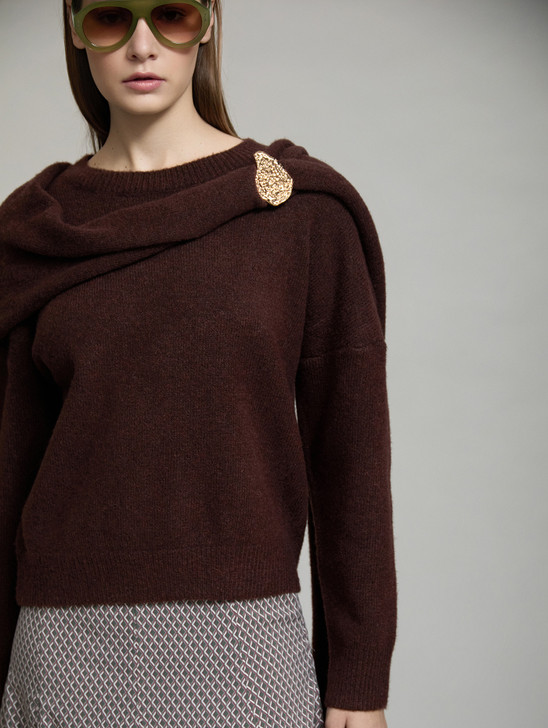 Skatie S209K02WND Sweater with gold brooch scarf