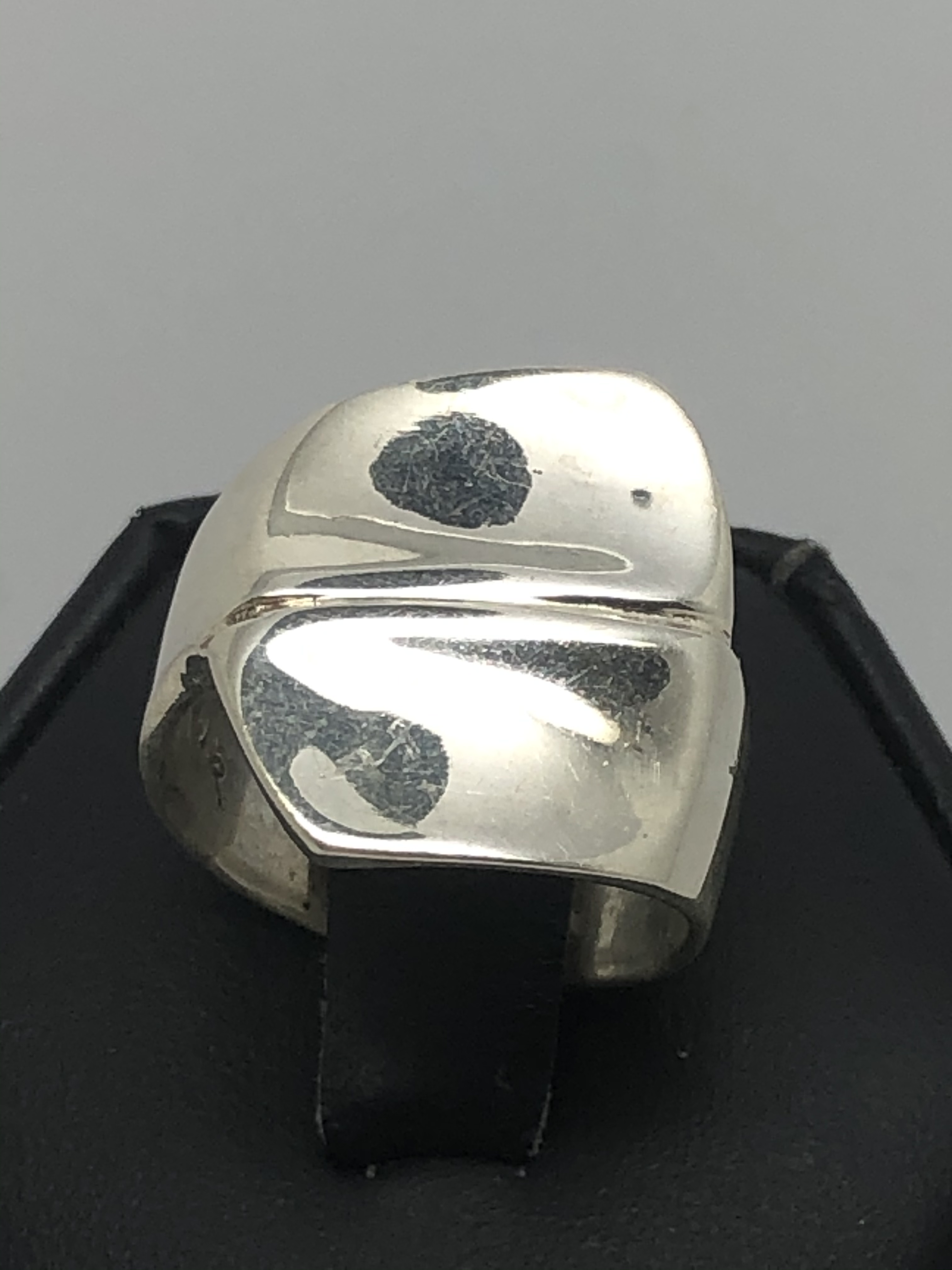 Ladies Sterling Silver ring with crossover design and flat effect. Size 6