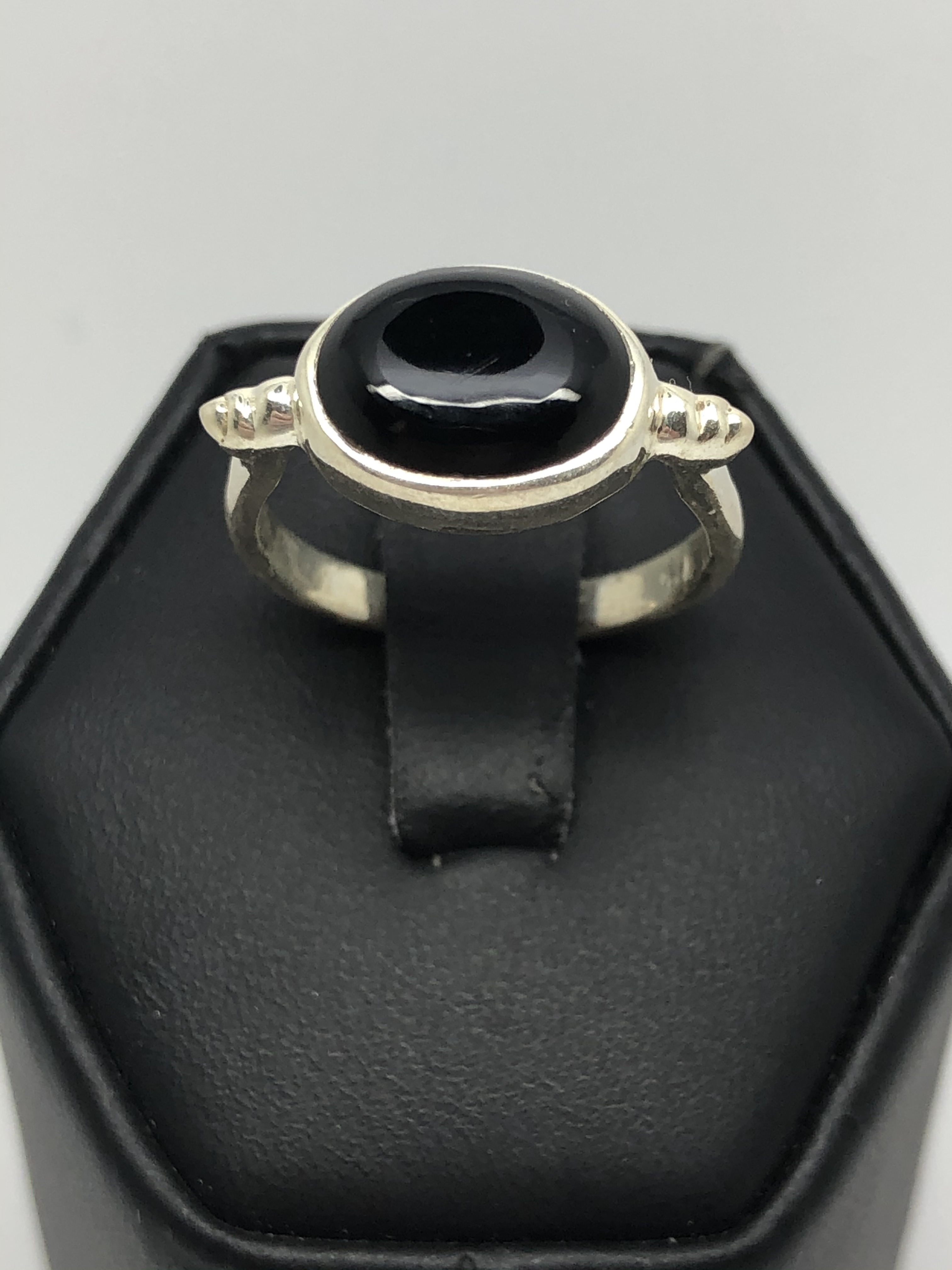 Ladies Sterling Silver ring with horizontal onyk oval size 7