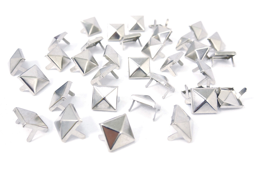 100 Pack Large Pyramid Stud