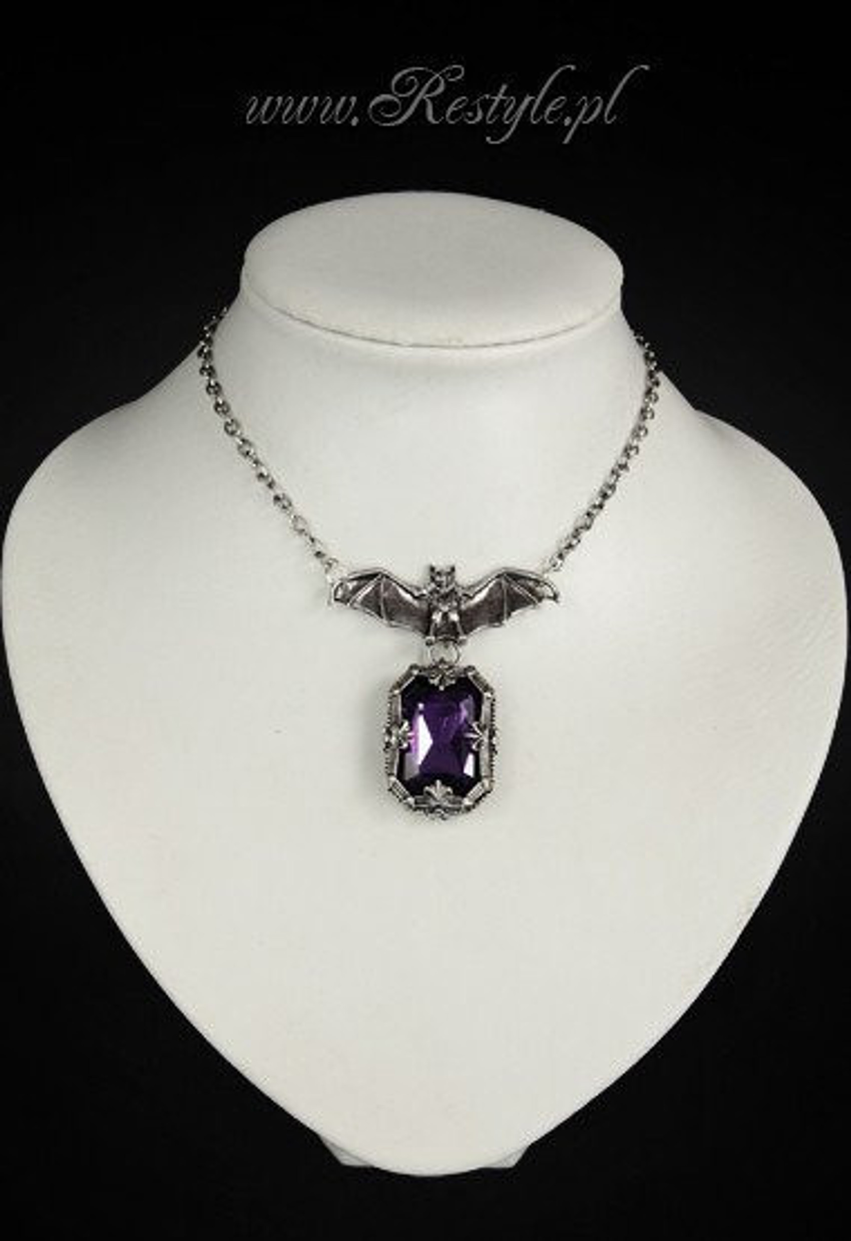 Bat Cameo with Purple Stone Antique Necklace - NO ESTA EN INV -