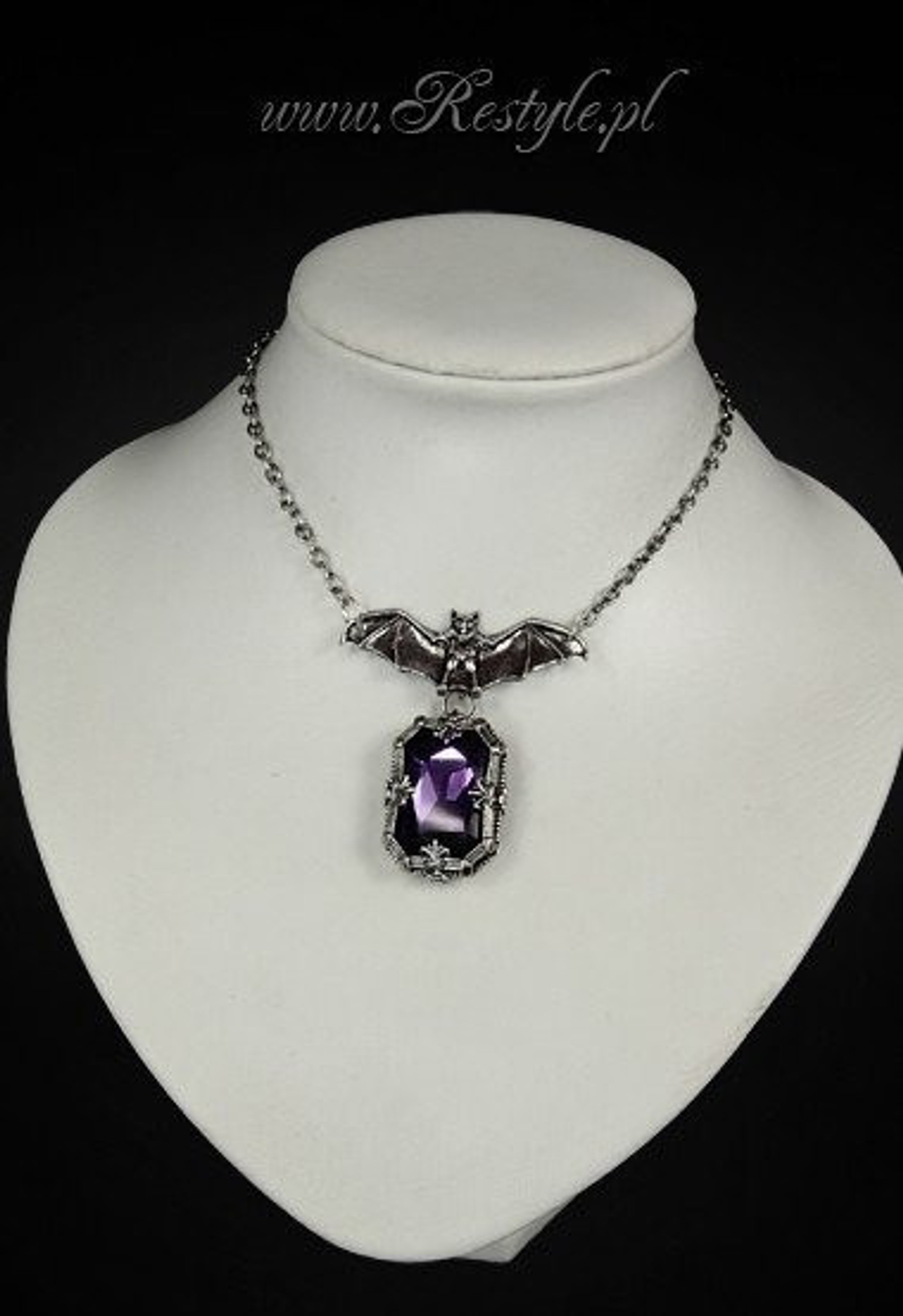 Bat Cameo with Purple Stone Antique Necklace - NO ESTA EN INV -
