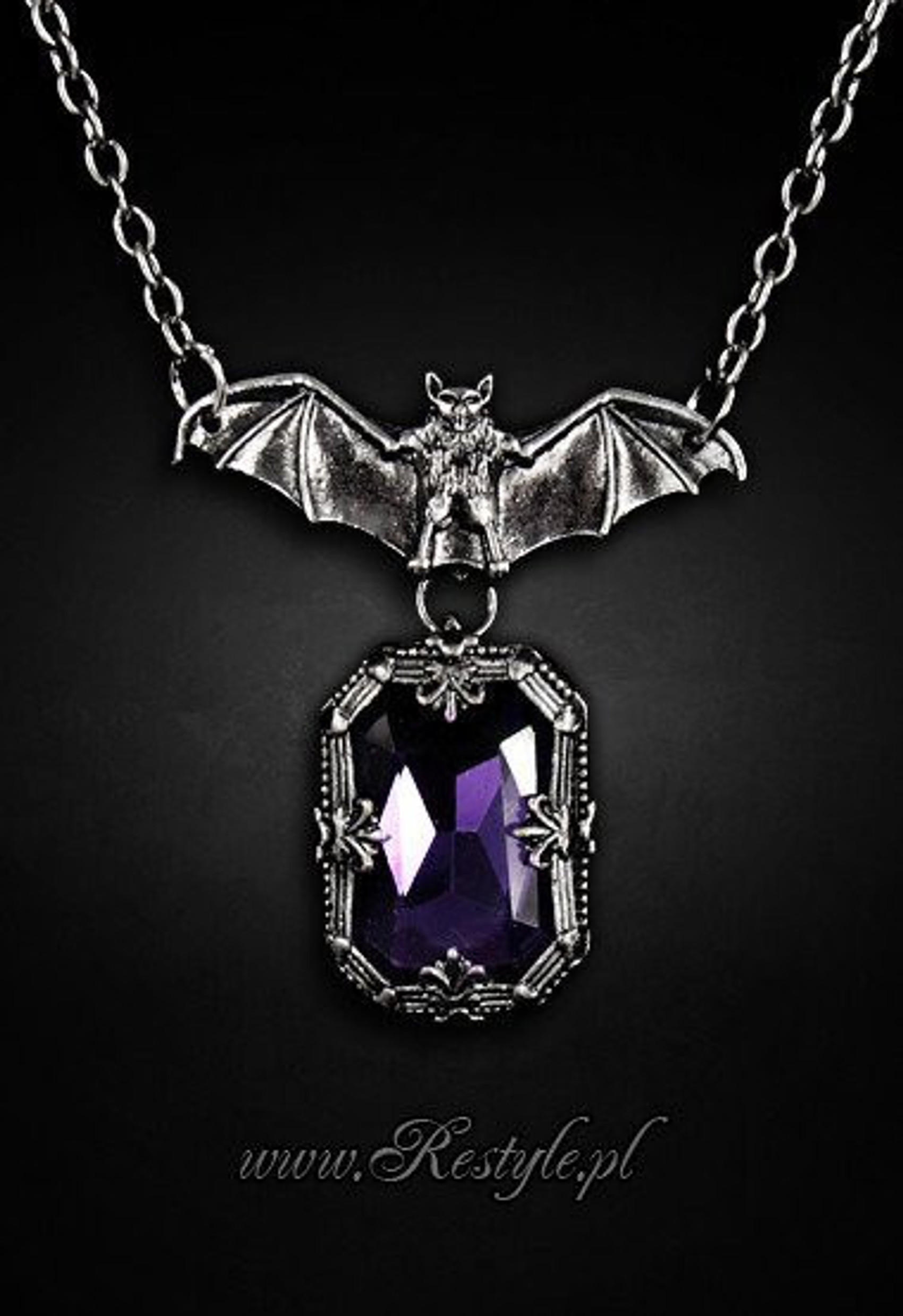 Bat Cameo with Purple Stone Antique Necklace - NO ESTA EN INV -