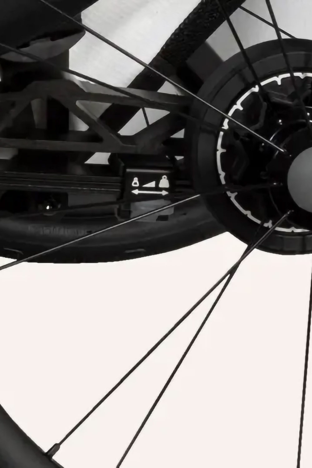 Close-up of Hamax Breeze 2-seat adjustable suspension system on rear wheels