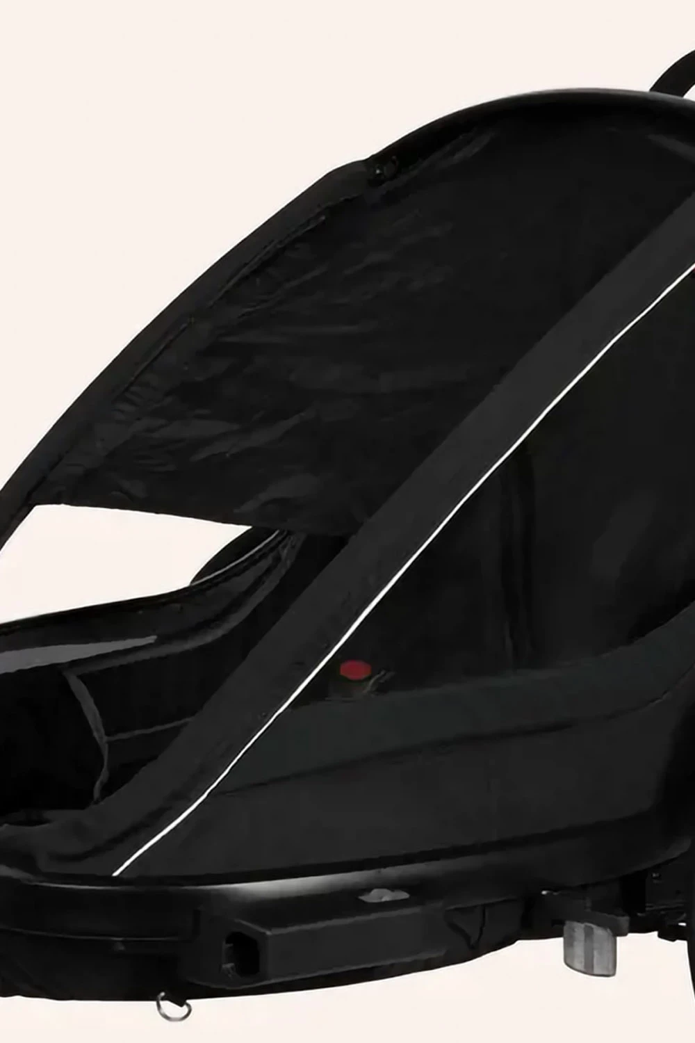 Hamax Breeze 2-seat showing integrated sun shading and mesh ventilation panel
