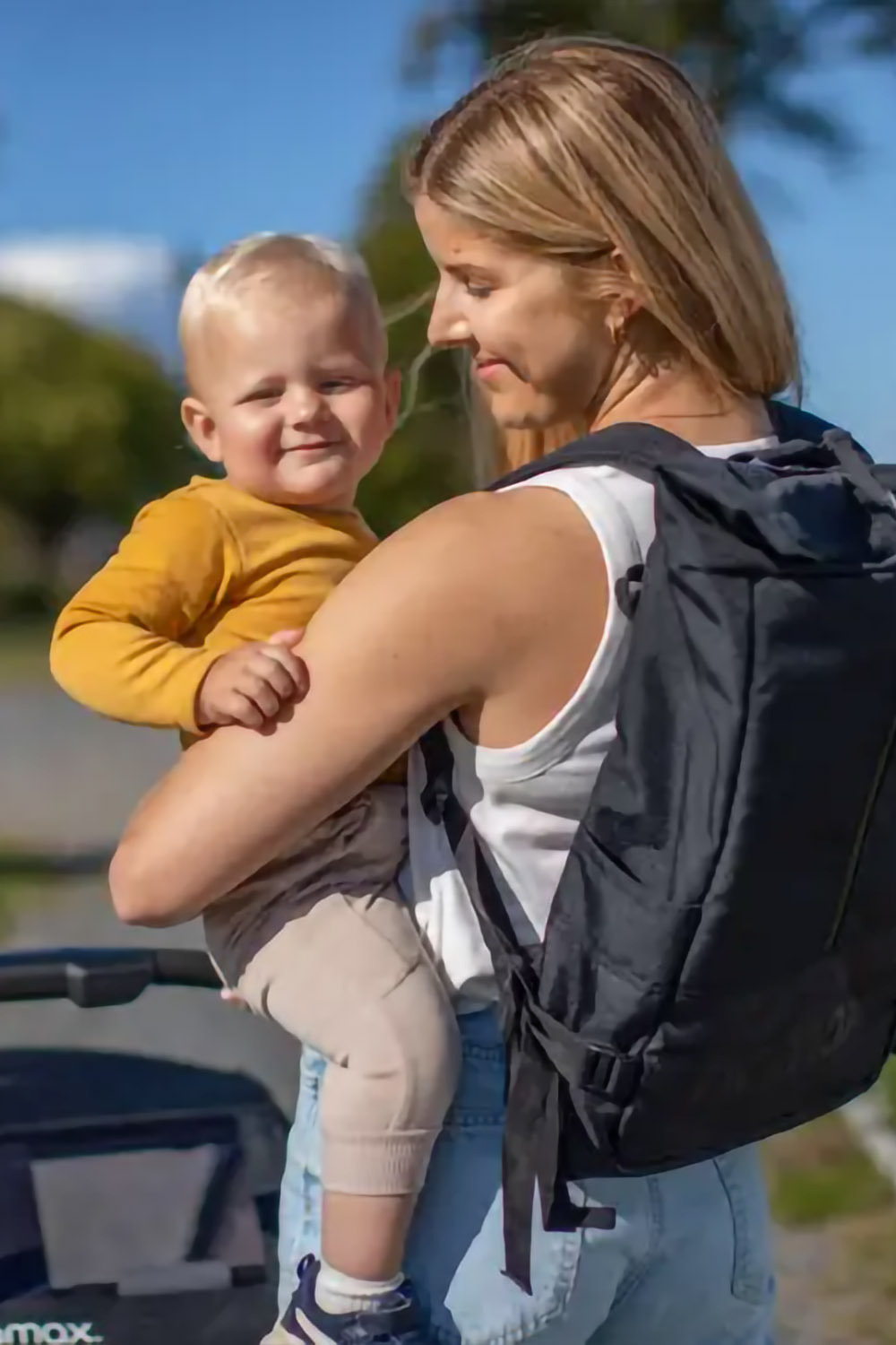 Hamax Breeze 2-seat showing detachable backpack attached to rear of trailer