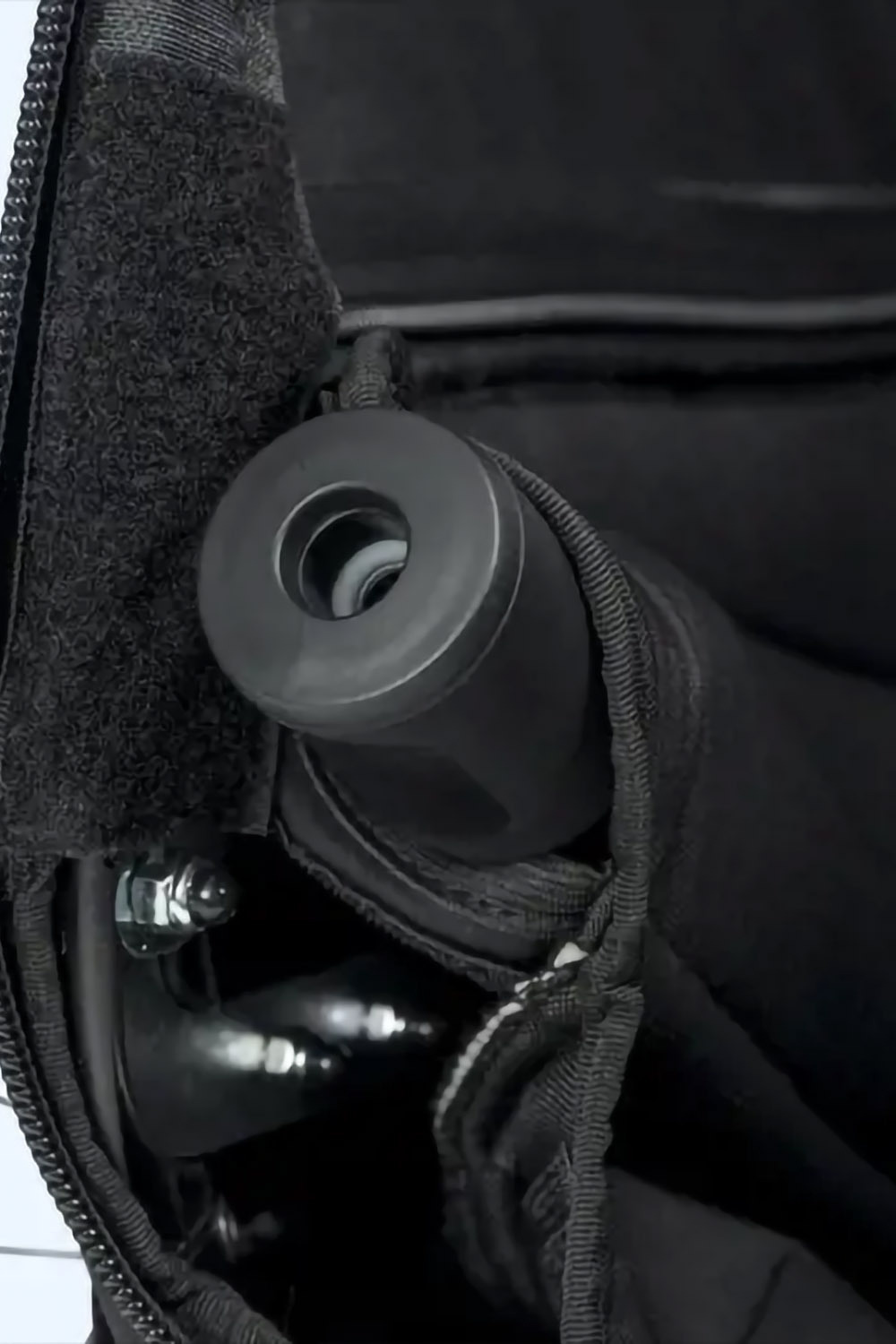 Hamax Pluto L interior dedicated pocket holding the bike arm when not in use, allowing seamless switching between bike and stroller modes