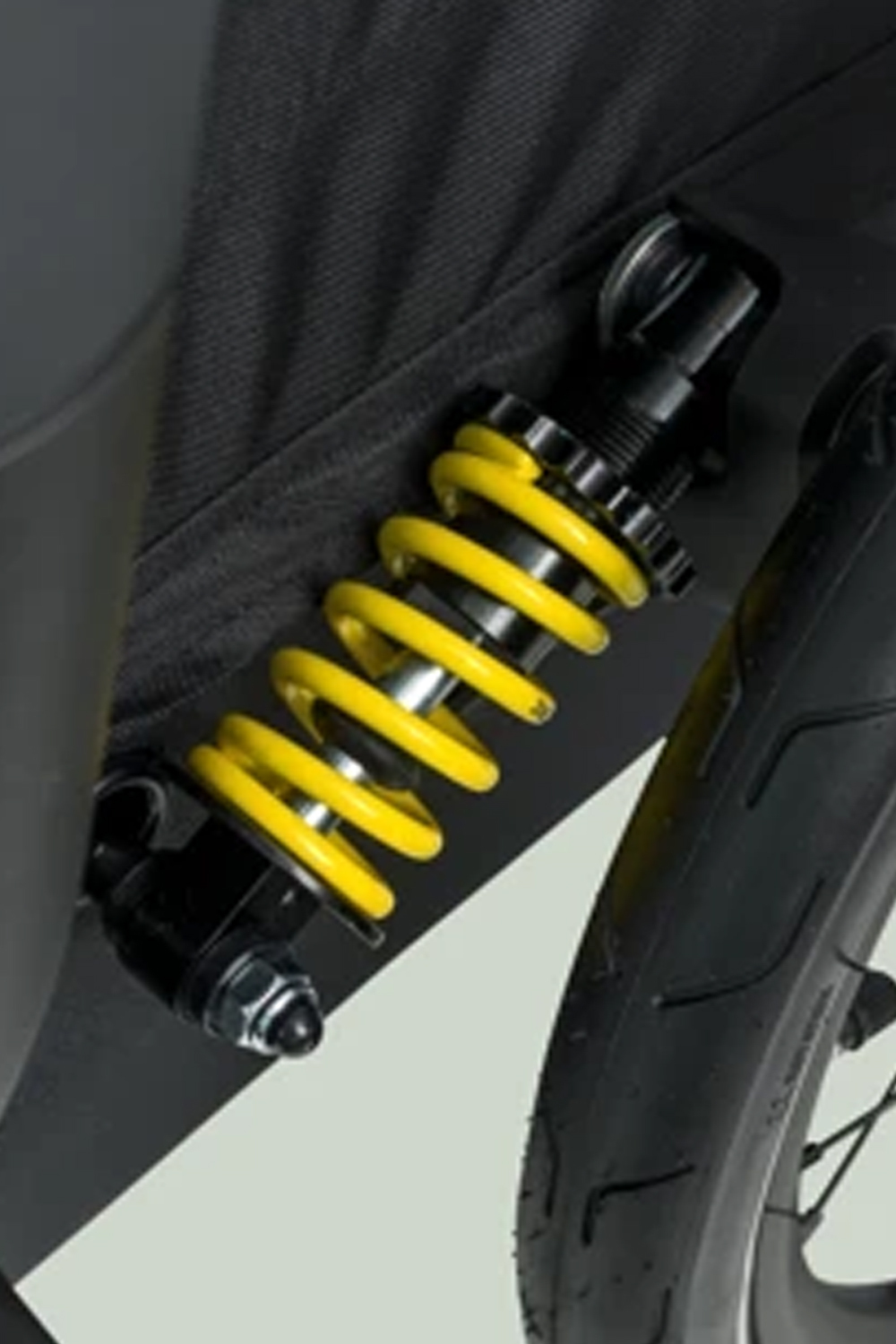 Hamax Pluto M dog trailer adjustable suspension showing three-position setting on the wheel assembly
