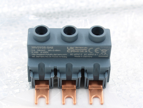 3RV2925-5AB 
 台灣製造CE区 
 2.5 ... 25mm2 Mt-3-4Nm 
 In 63A UI 690V 
 http://support.Industry.slemens.com 
 IEC 60947-2 IEC 60947-4-1 
 Mfr .: Siemens AG,DE-92220 Amberg 
 Made In Germany 
 100771537 
 SRS Legacy # / CRef: 
 660.125228