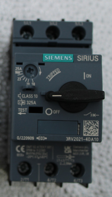 100777883 
 SIEMENS 
 SIRIUS 
 25A 
 SRS Legacy # / CRet 
 23 /11 
 JON 
 TRIPPED 
 JRV20014DA10 
 20 18 
 1.CLASS 10 
 亞】 325A 
 100777843 
 CIRCUIT BREAKER MOTOR . MTR PROTECTO 
 TEST 
 O OFF 
 FOR PROTECTION. CLASS 10, 18:25 A 
 G/220909 *E03* 
 3RV2021-4DA10 
 CE