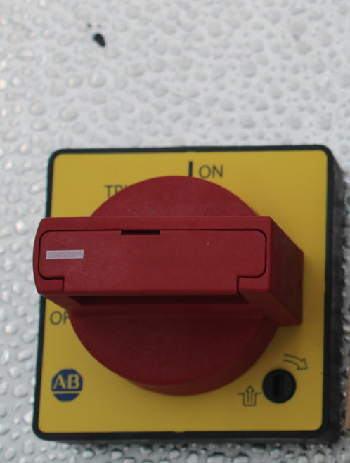 Rockwell Automation 
 AB 
 1201 S 2nd St, Milwaukee, WI 53204, USA 
 LON 
 DOOR COUPLING HANDLE 
 COMMANDE ROTATIVE DEBRAYABLE 
 (Type 1, 3R / IPX4) 
 TP 
 DREHANTRIEB MIT TUERKUPPLUNG 
 CA 
 ACCIONAMIENTO PARA PUERTA 
 ALBERINO DI COMANDO 
 COMM.MULTIVIE 1-2-3 
 1P 
 CE 
 UL) US 
 LISTED 
 PN-514052 
 CAT 
 PRODUCT OF Italy 
 SER 
 140MT-C-DRY66 
 A 
 OF 
 3020 
 00191326739948 
 2234 
 AB