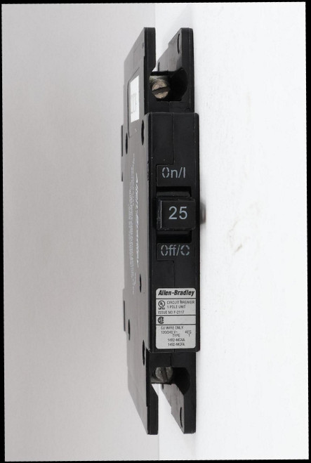 On/l 
 25 
 Off/O 
 Allen-Bradley 
 CIRCUIT BREAKER 
 5) 
 LISTED 1 POLE UNIT 
 ISSUE NO P-2117 
 LA 
 CU WIRE ONLY 
 120/240 V~ 
 40℃ 
 TYPE 
 T 
 1492-MCAA 
 1492-MCFA