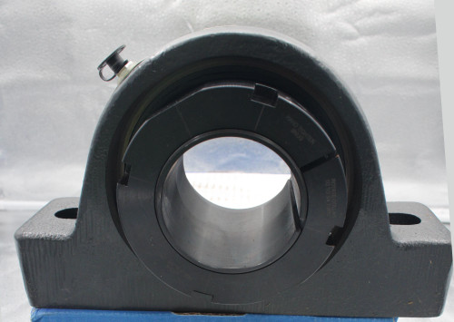 BEARING, ROLLER 2 7/16 In PILLOW BLOCK 
 100771083 
 USRB5000K-207 
 SRS Legacy # / CRef: 
 USRB5000K-207 
 100771083 
 11-3-21 
 Adapter Mnt 
 Mnt 
 STANDARD 
 662461412701 
 28240141270 
 737424 
 2 7/16" 
 5:28AN 
 ASSEMBLED IN U.S. OF U.S. AND FOREIGN MATERIALS 
 SEALMASTER 
 ® 
 Bearings 
 1/2 10 34 TURN 
 SNUG 
 HAND TIGHTEN